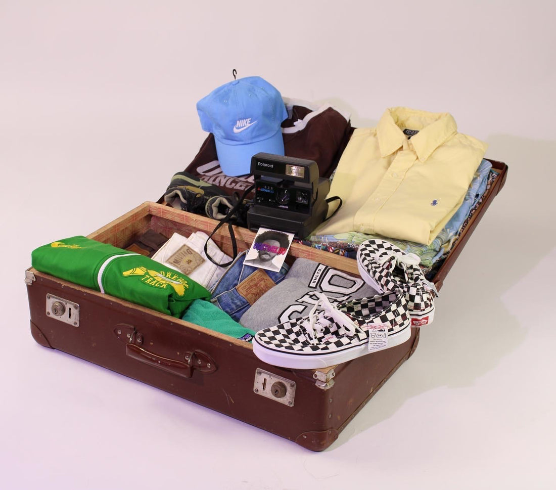 Vintage használt ruhák egy bőröndben mint például Ralph Lauren vagy Nike és Adidas