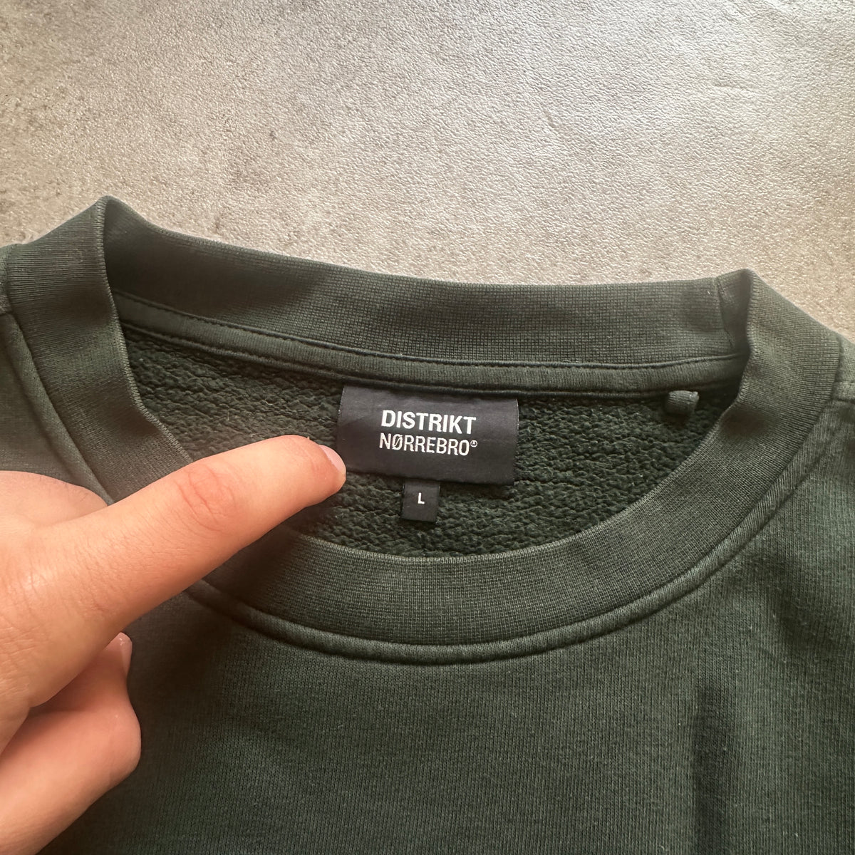 Distrikt Nørrebro Dark Green Mini Logo Crewneck L