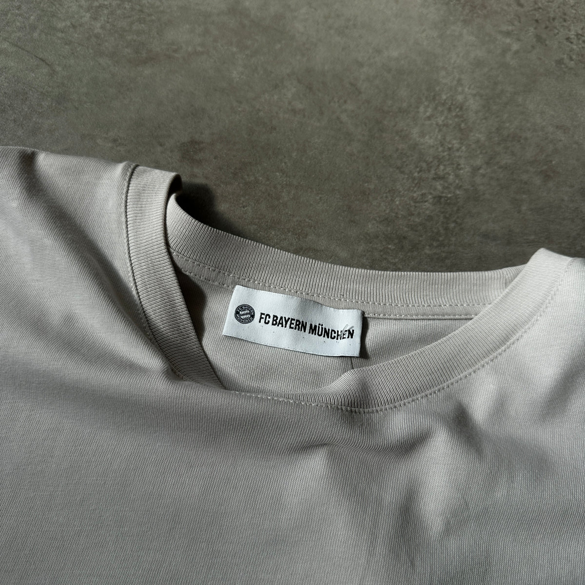 FC Bayern München Off-White Chest Print T-Shirt XL