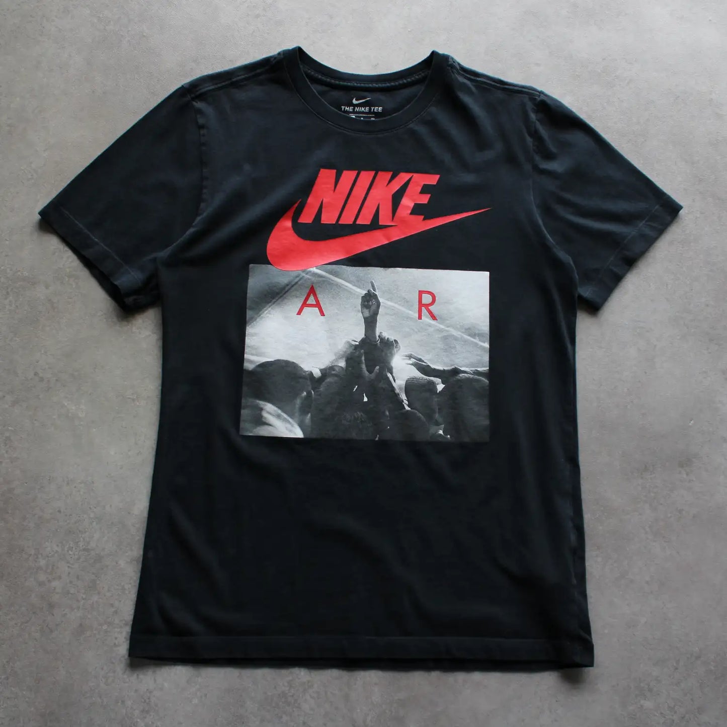 Nike Graphic Air Tee – Black/Red (Man-S)