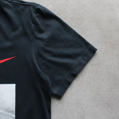 Nike Graphic Air Tee – Black/Red (Man-S)
