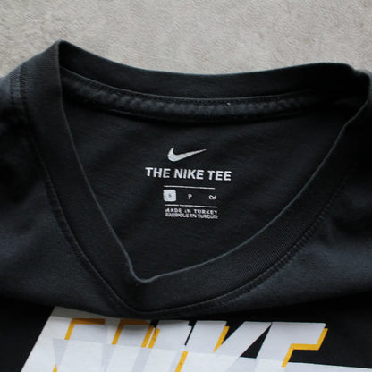 Nike Printed Logo Tee – Black/White (Man-S)
