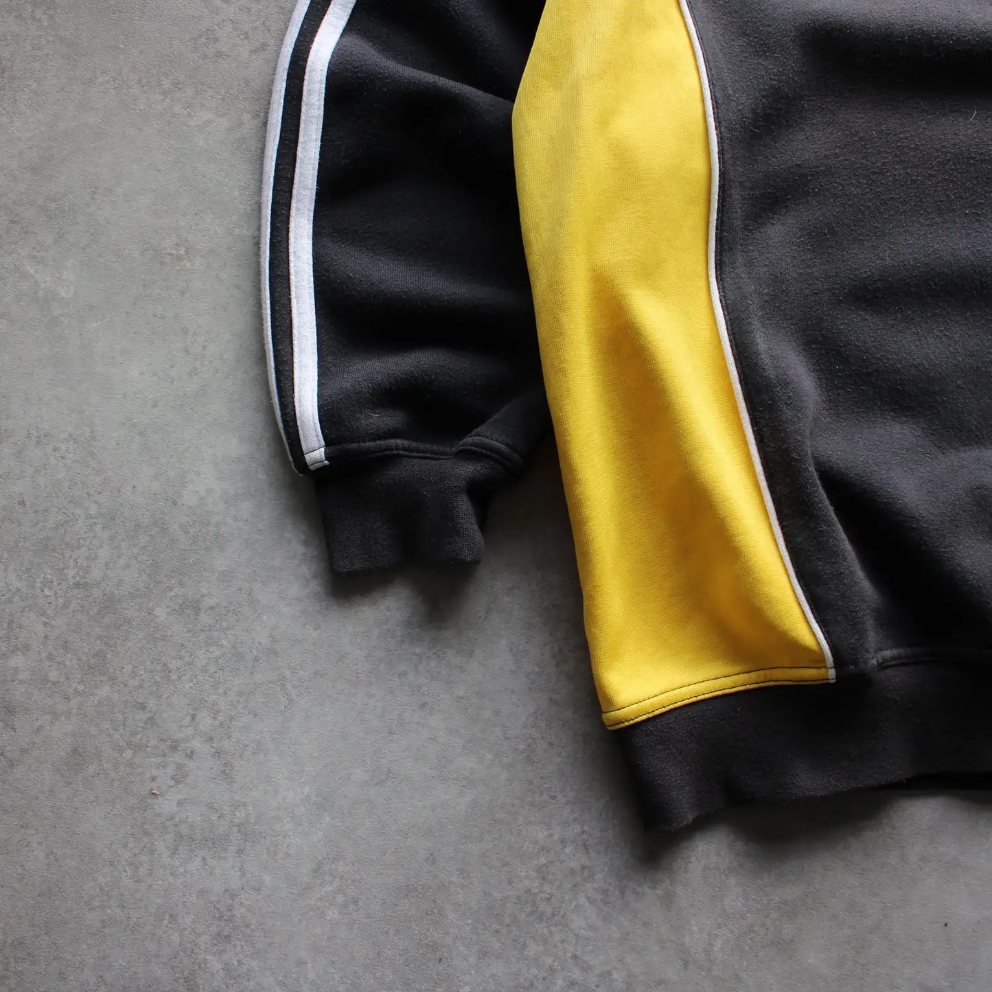 Adidas Embroidered Two-Tone Sweatshirt – Black/Yellow (Man-L)