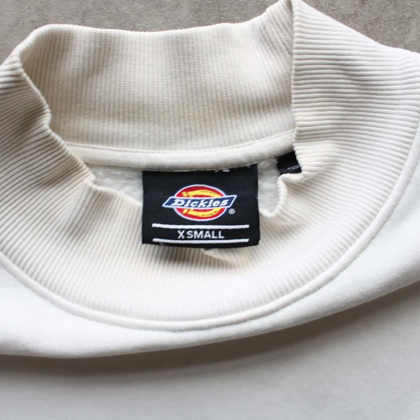 Dickies Mock Neck Sweatshirt – White (Man-XS, Flawed)