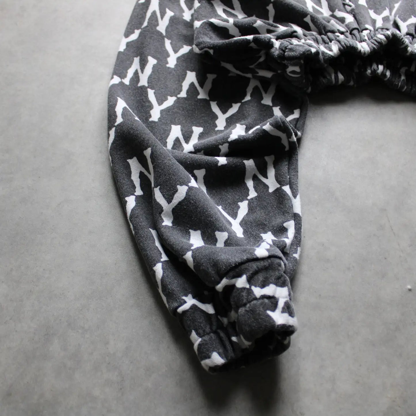 Yunaka All-Over Logo Crop Hoodie – Black/White (Woman-M)