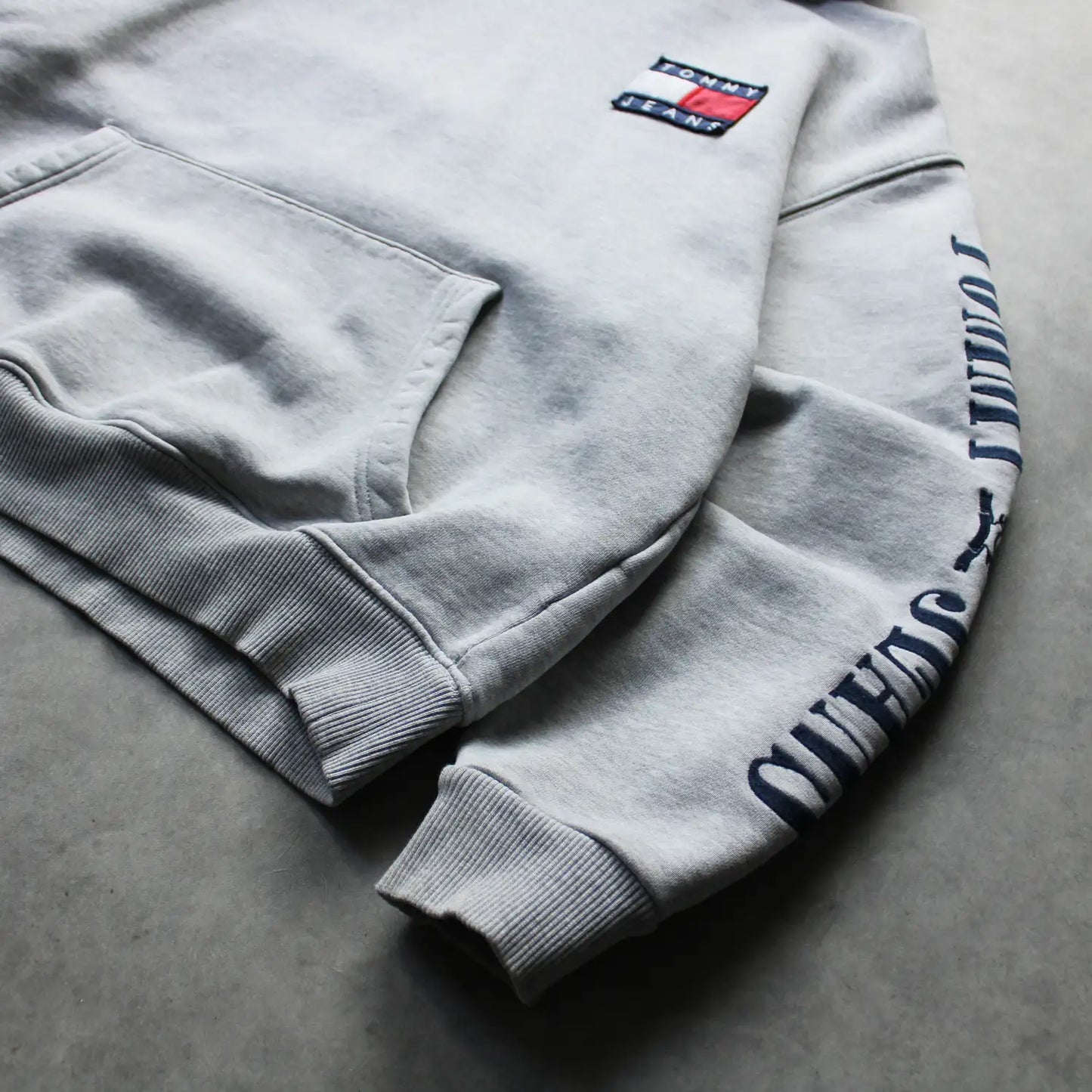 Tommy Jeans Flag Logo Hoodie – Grey (Man-M, Flawed)