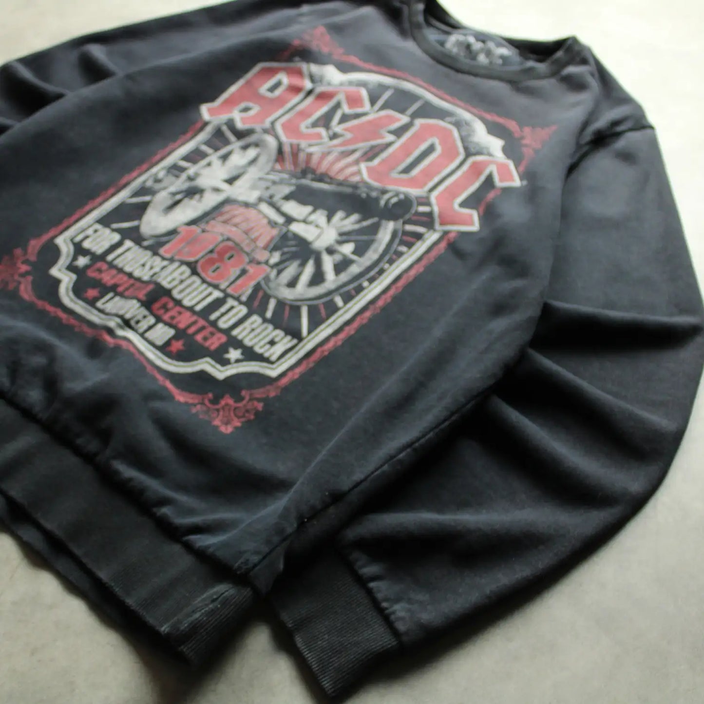 AC/DC Graphic Print Crewneck Sweatshirt – Black (Man-M)