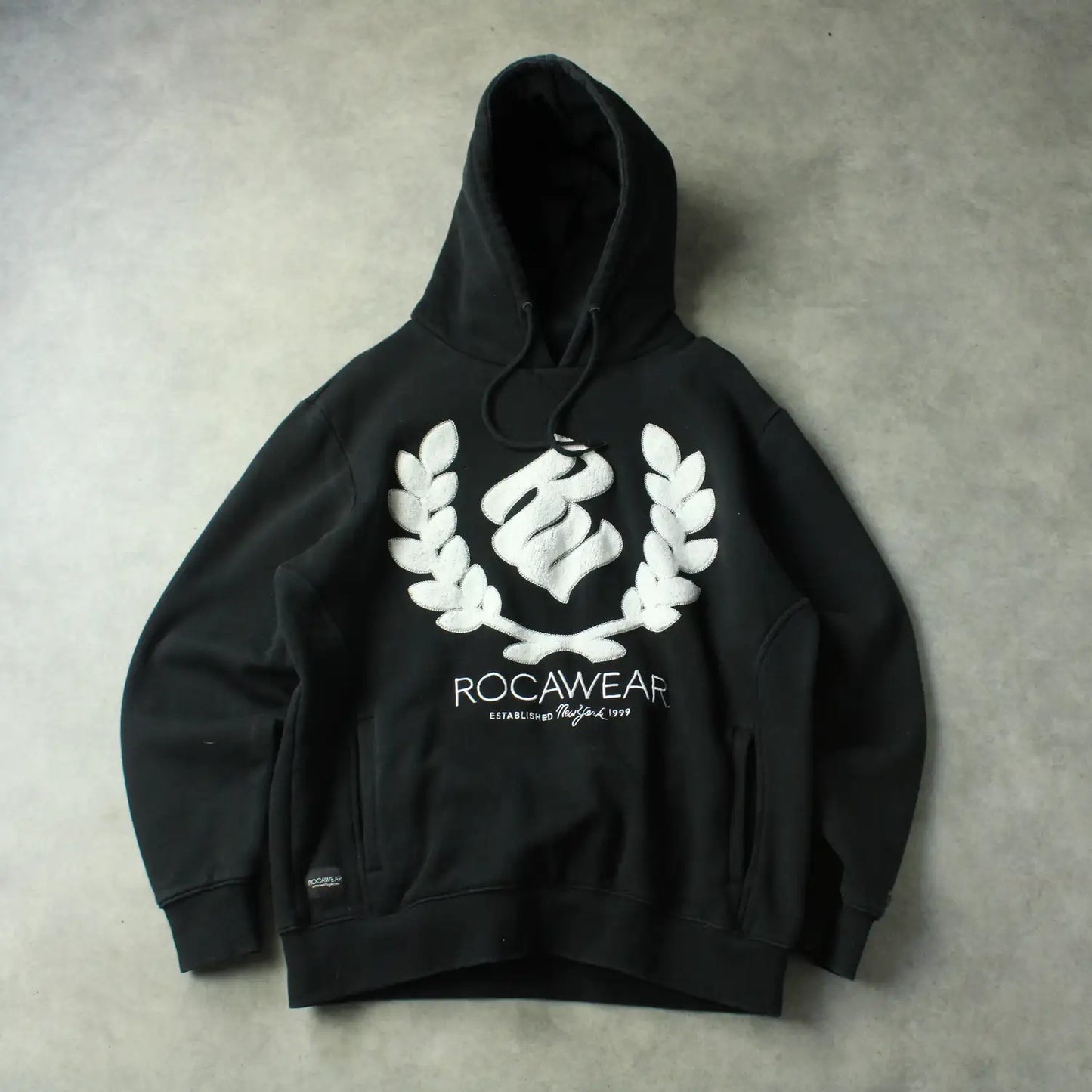 Rocawear Embroidered Logo Hoodie – Black (Man-L)