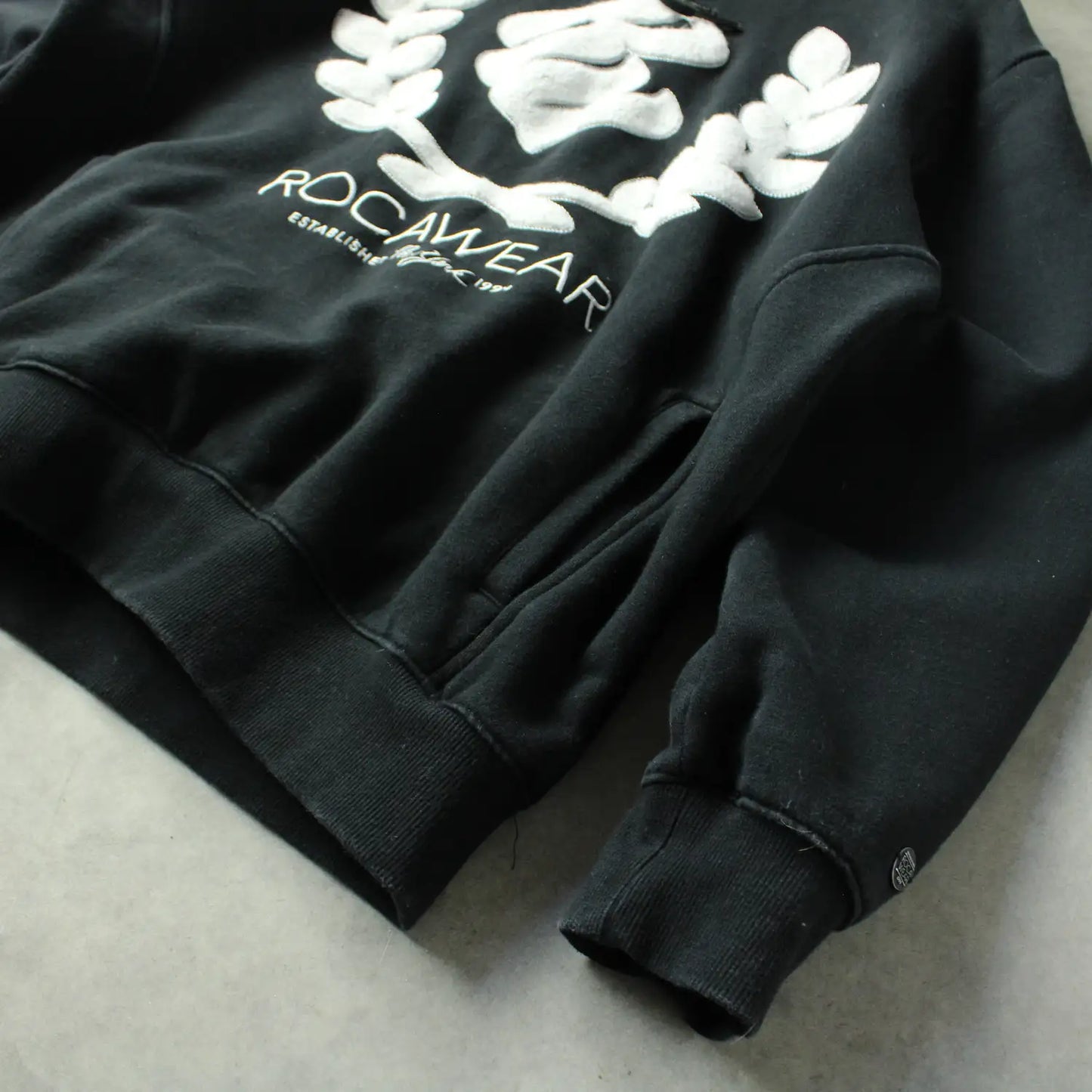 Rocawear Embroidered Logo Hoodie – Black (Man-L)