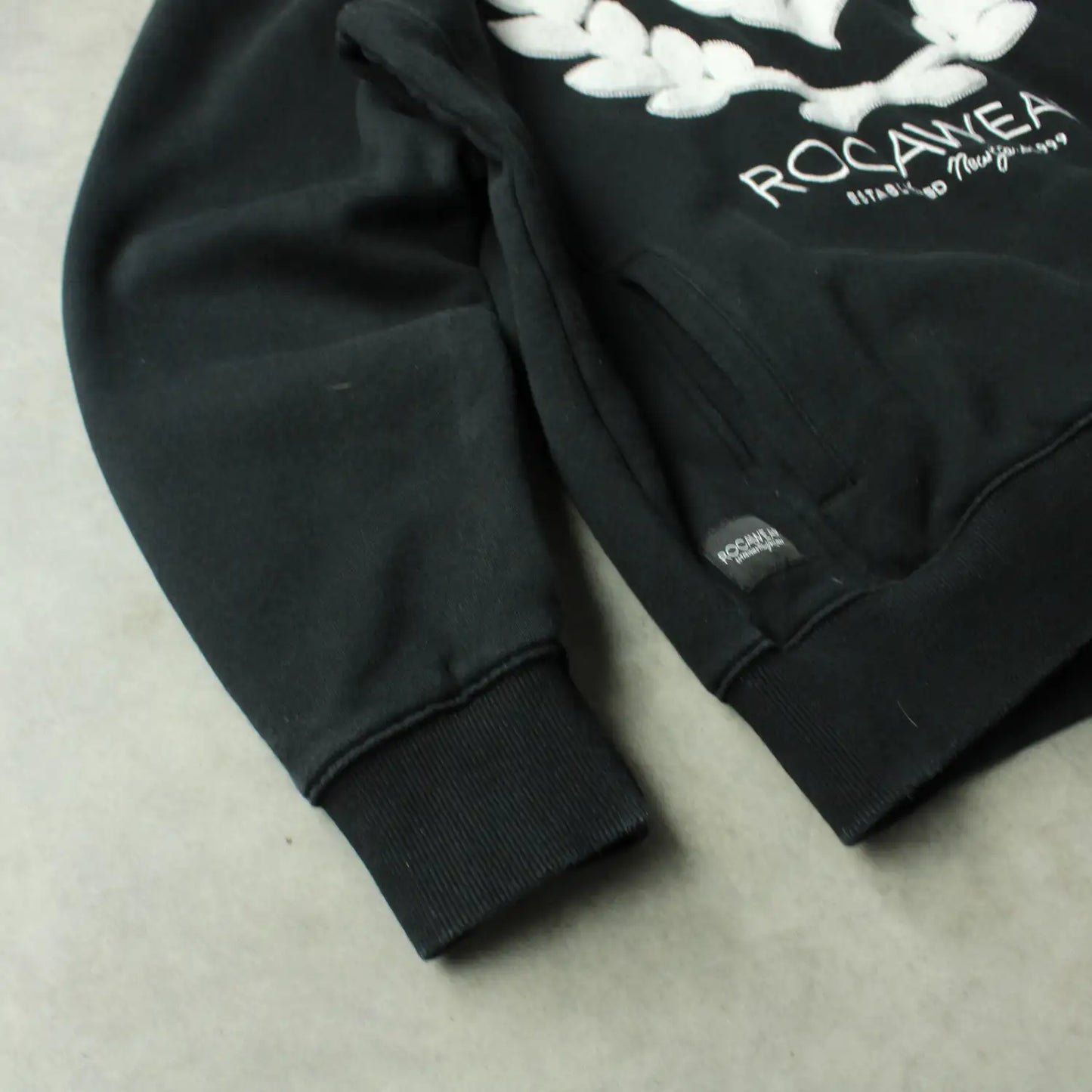 Rocawear Embroidered Logo Hoodie – Black (Man-L)